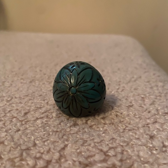 Green Flower Ring - Picture 2 of 3